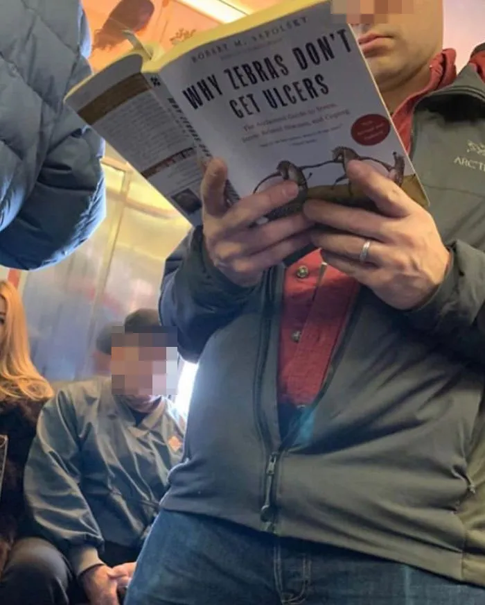 30 Personas que vieron a gente leyendo libros tan raros en el metro, que tuvieron que documentarlo