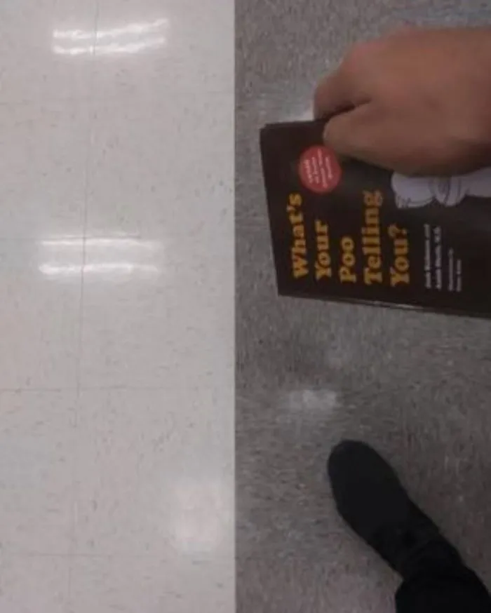 30 Personas que vieron a gente leyendo libros tan raros en el metro, que tuvieron que documentarlo