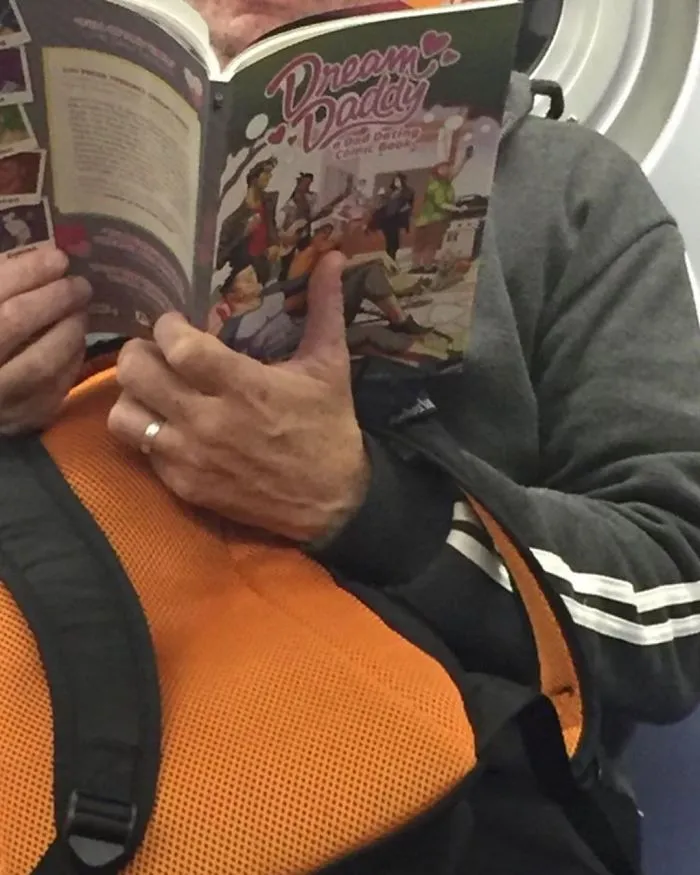 30 Personas que vieron a gente leyendo libros tan raros en el metro, que tuvieron que documentarlo