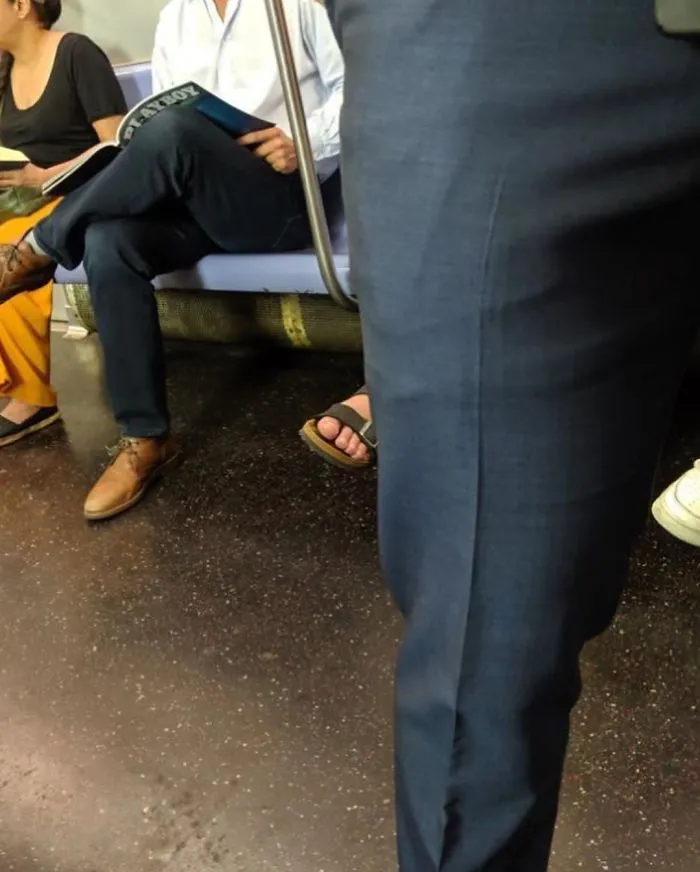 30 Personas que vieron a gente leyendo libros tan raros en el metro, que tuvieron que documentarlo