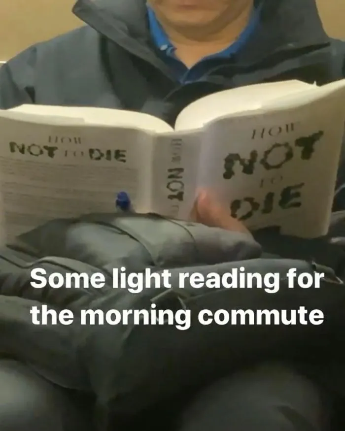 30 Personas que vieron a gente leyendo libros tan raros en el metro, que tuvieron que documentarlo