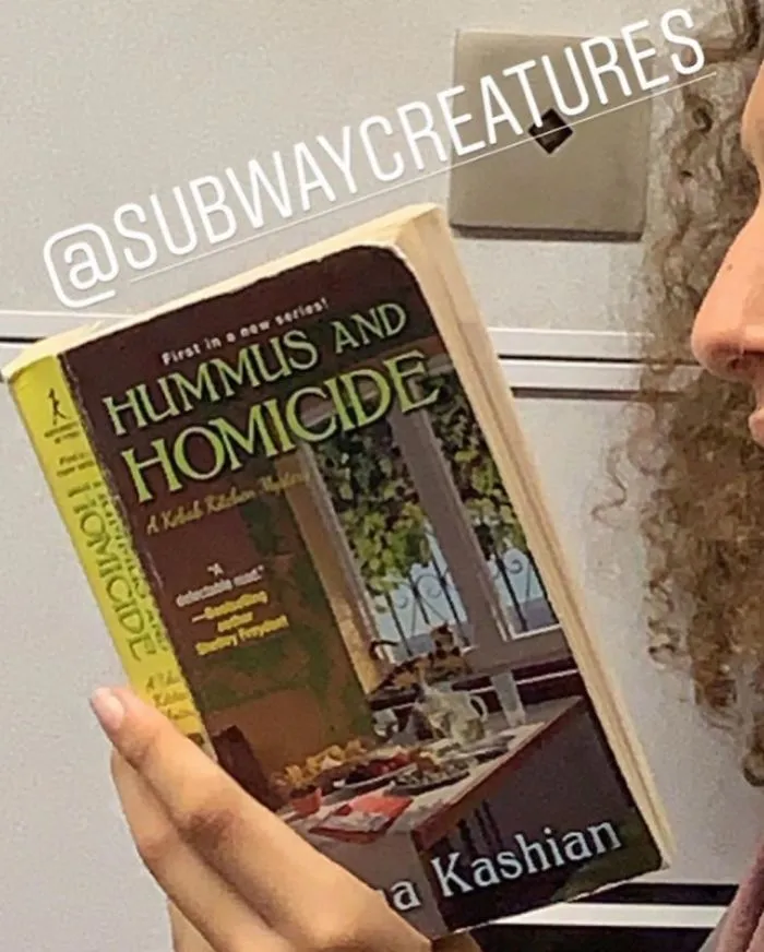30 Personas que vieron a gente leyendo libros tan raros en el metro, que tuvieron que documentarlo