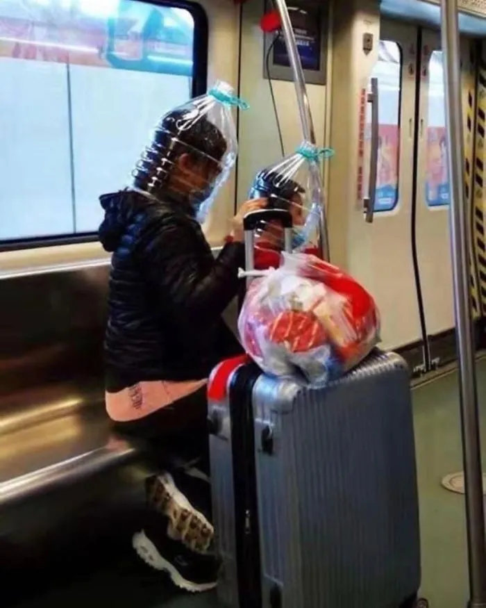 Esta página de Instagram publica las mascarillas anticoronavirus más ridículas vistas en el metro (37 fotos)