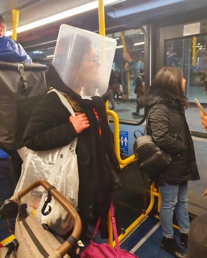 Esta página de Instagram publica las mascarillas anticoronavirus más ridículas vistas en el metro (37 fotos)