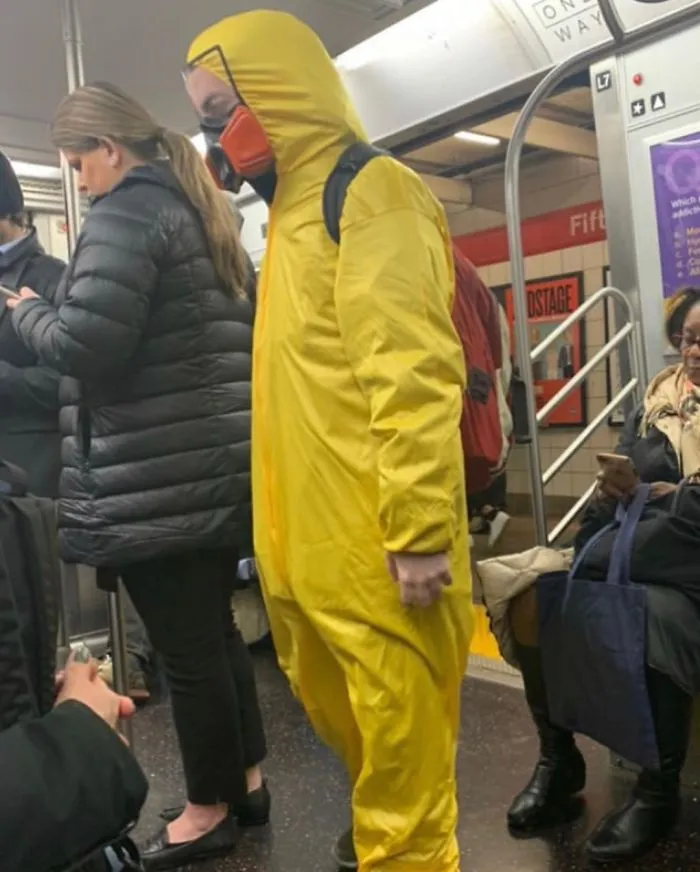 Esta página de Instagram publica las mascarillas anticoronavirus más ridículas vistas en el metro (37 fotos)