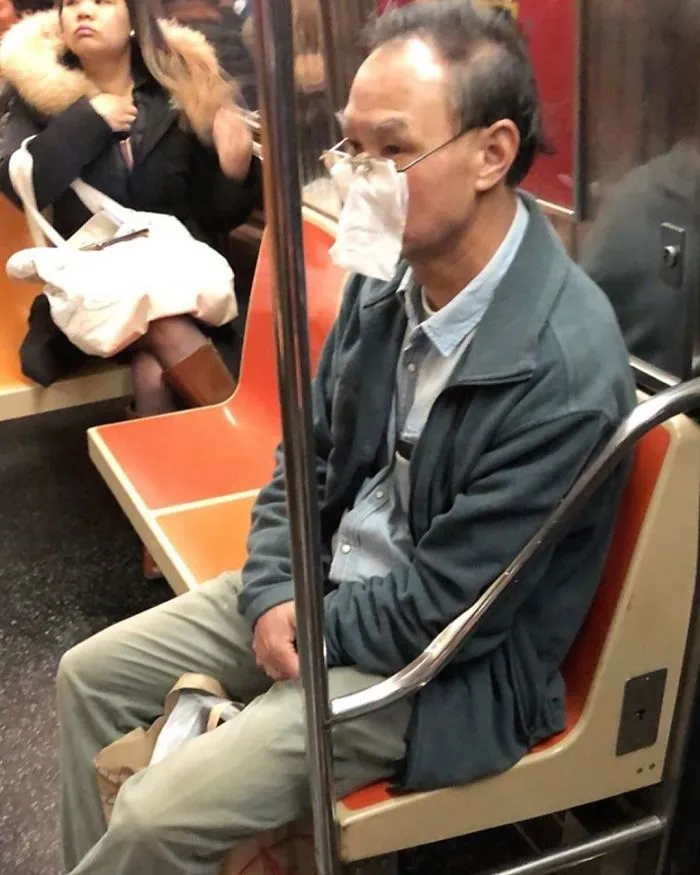Esta página de Instagram publica las mascarillas anticoronavirus más ridículas vistas en el metro (37 fotos)