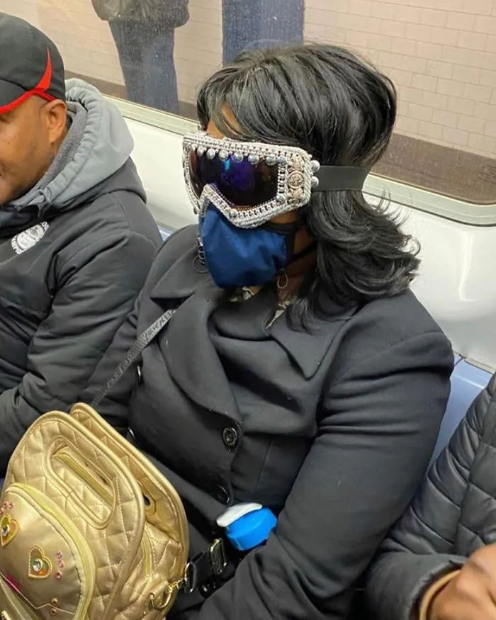 Esta página de Instagram publica las mascarillas anticoronavirus más ridículas vistas en el metro (37 fotos)