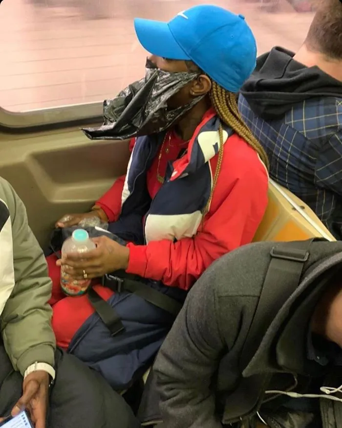 Esta página de Instagram publica las mascarillas anticoronavirus más ridículas vistas en el metro (37 fotos)