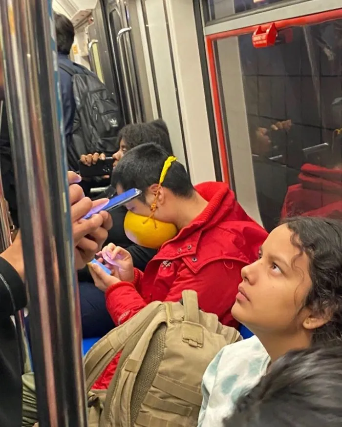 Esta página de Instagram publica las mascarillas anticoronavirus más ridículas vistas en el metro (37 fotos)