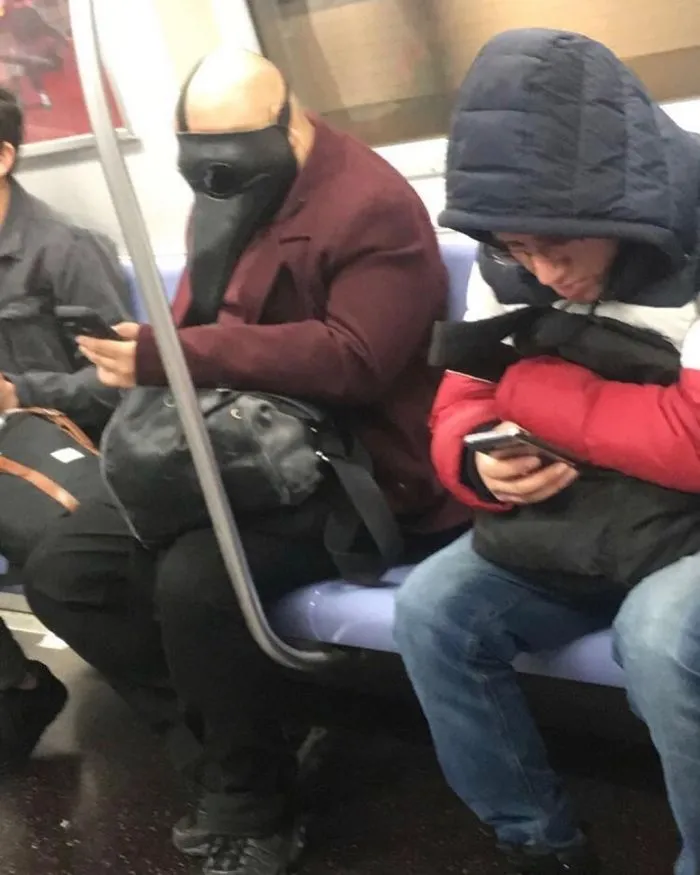 Esta página de Instagram publica las mascarillas anticoronavirus más ridículas vistas en el metro (37 fotos)