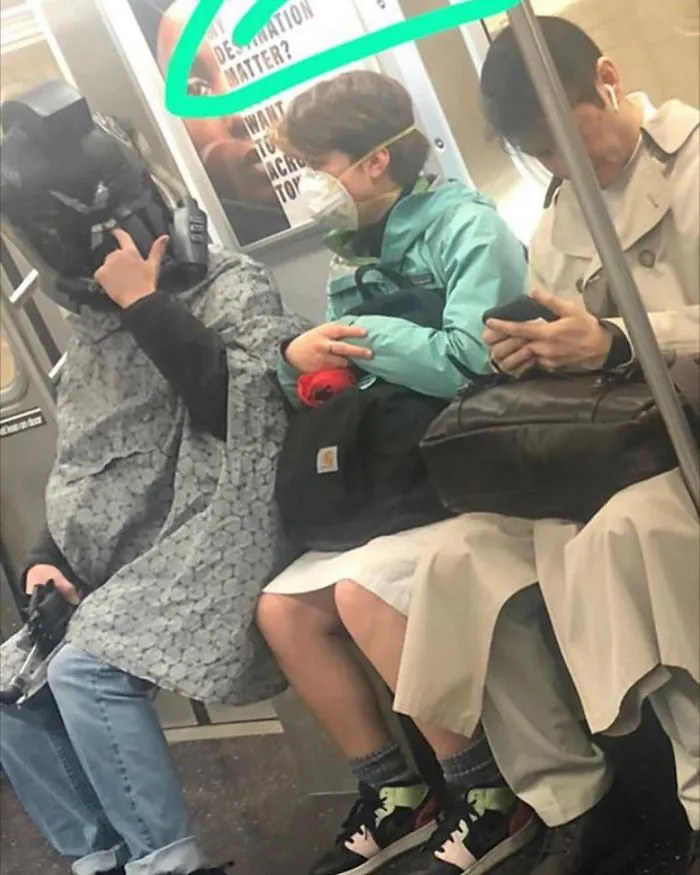 Esta página de Instagram publica las mascarillas anticoronavirus más ridículas vistas en el metro (37 fotos)