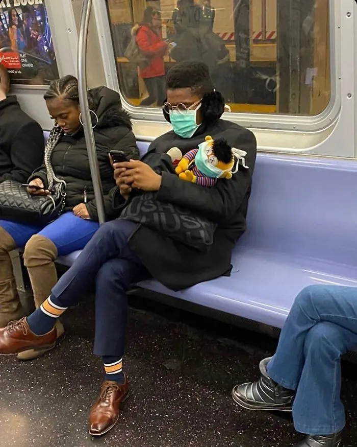 Esta página de Instagram publica las mascarillas anticoronavirus más ridículas vistas en el metro (37 fotos)