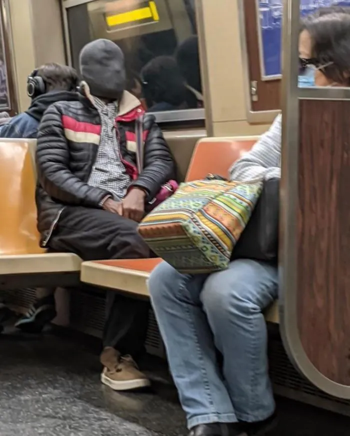 Esta página de Instagram publica las mascarillas anticoronavirus más ridículas vistas en el metro (37 fotos)
