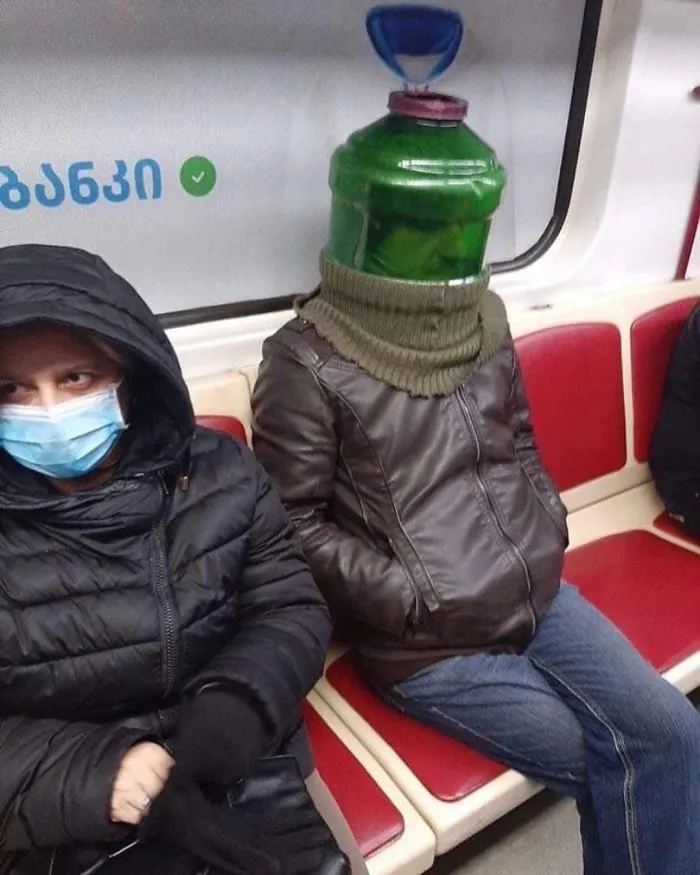Esta página de Instagram publica las mascarillas anticoronavirus más ridículas vistas en el metro (37 fotos)