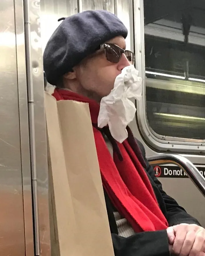 Esta página de Instagram publica las mascarillas anticoronavirus más ridículas vistas en el metro (37 fotos)