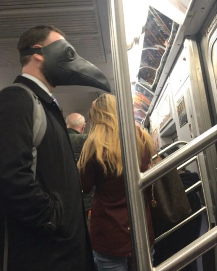 Esta página de Instagram publica las mascarillas anticoronavirus más ridículas vistas en el metro (37 fotos)