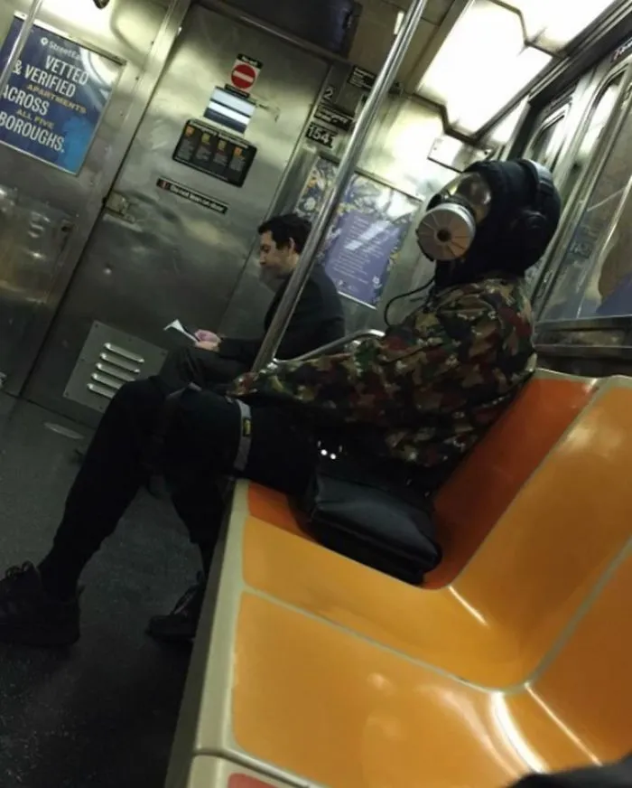 Esta página de Instagram publica las mascarillas anticoronavirus más ridículas vistas en el metro (37 fotos)