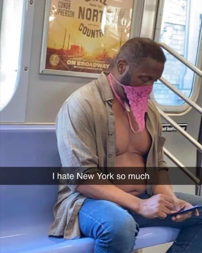 Esta página de Instagram publica las mascarillas anticoronavirus más ridículas vistas en el metro (37 fotos)