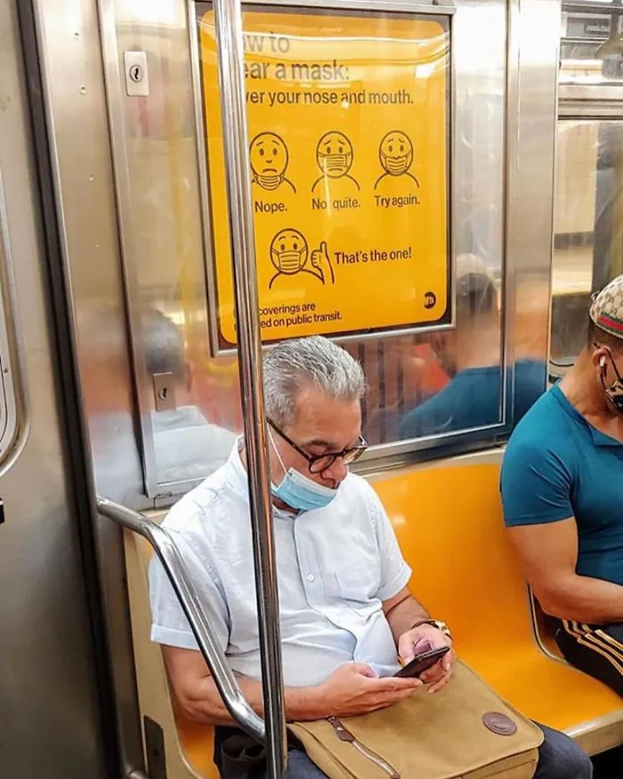 Esta página de Instagram publica las mascarillas anticoronavirus más ridículas vistas en el metro (37 fotos)