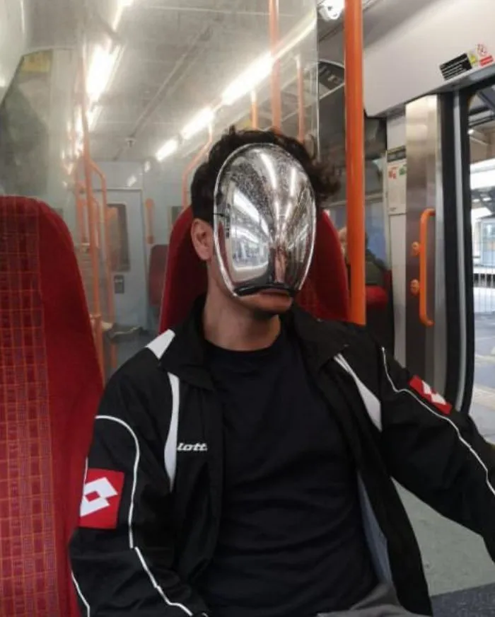 Esta página de Instagram publica las mascarillas anticoronavirus más ridículas vistas en el metro (37 fotos)