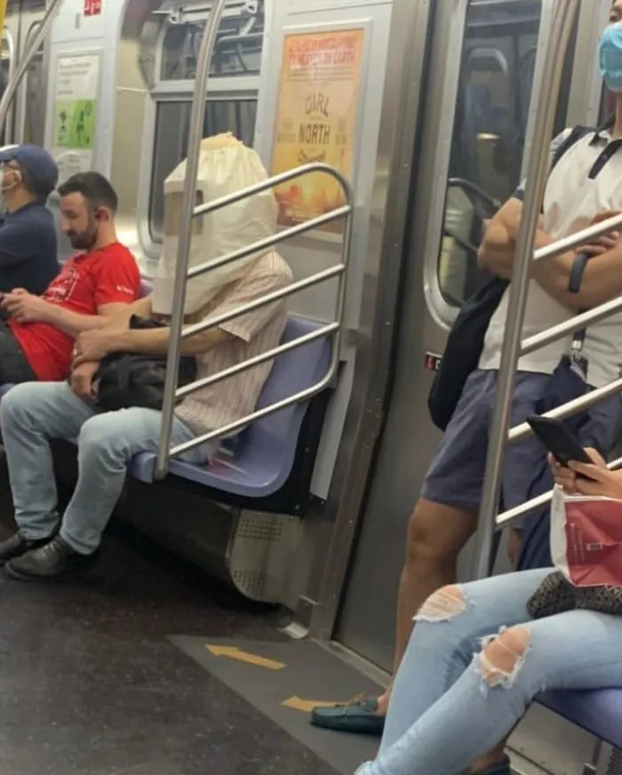 Esta página de Instagram publica las mascarillas anticoronavirus más ridículas vistas en el metro (37 fotos)