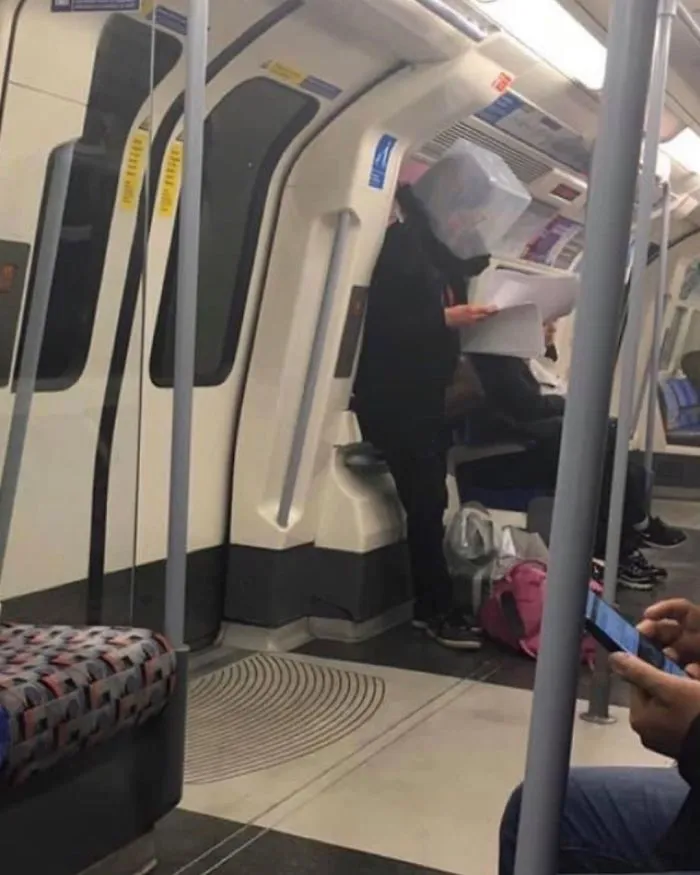 Esta página de Instagram publica las mascarillas anticoronavirus más ridículas vistas en el metro (37 fotos)