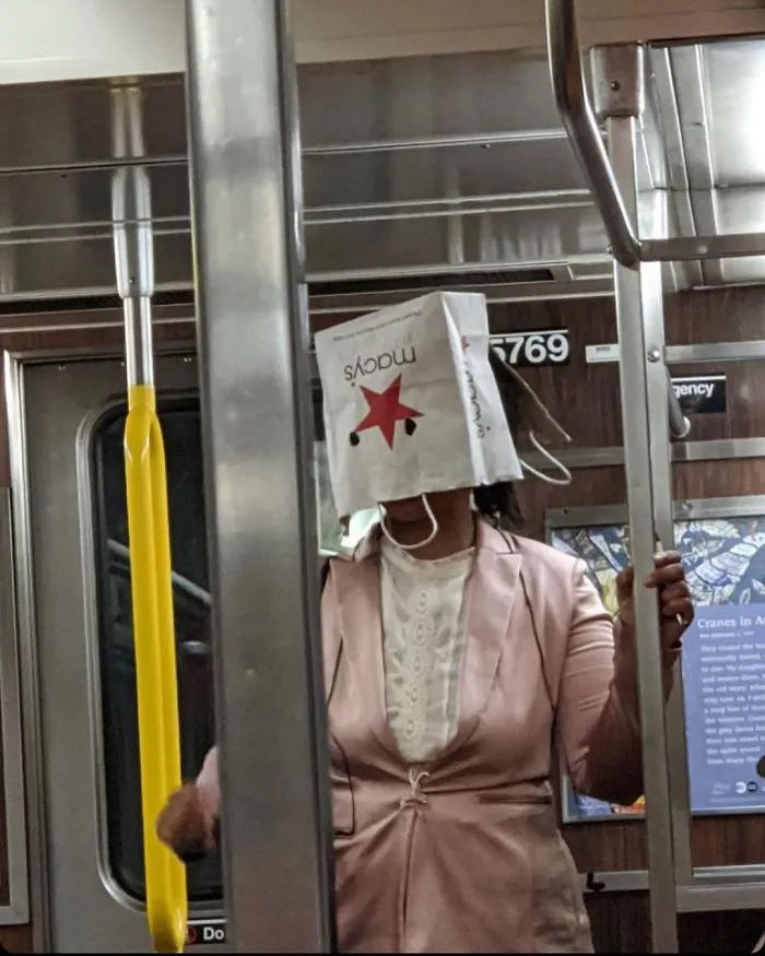 Esta página de Instagram publica las mascarillas anticoronavirus más ridículas vistas en el metro (37 fotos)