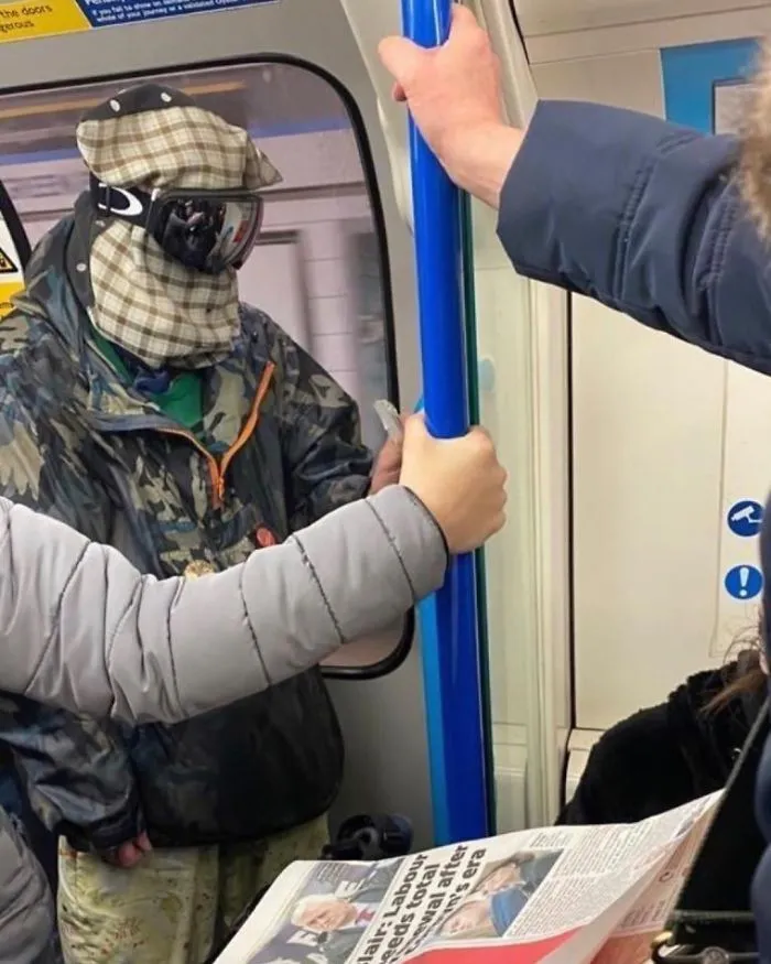 Esta página de Instagram publica las mascarillas anticoronavirus más ridículas vistas en el metro (37 fotos)