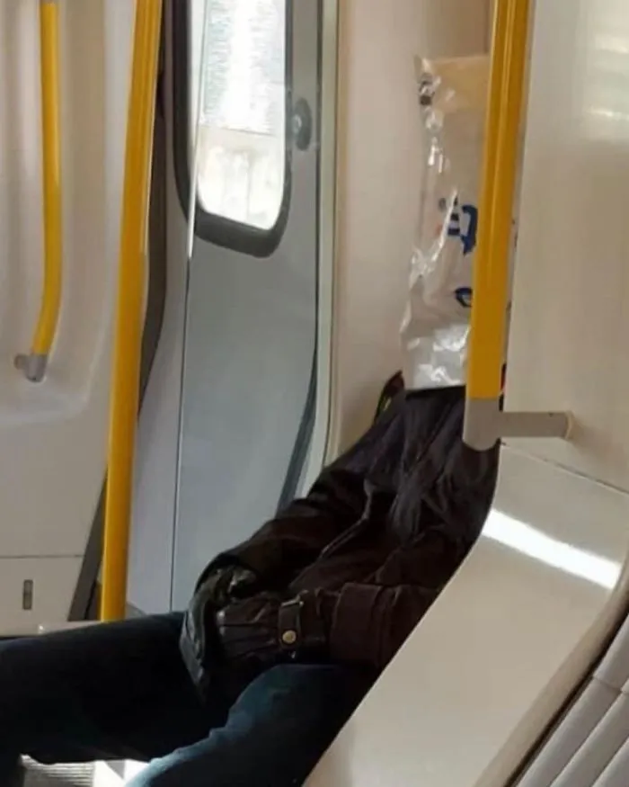 Esta página de Instagram publica las mascarillas anticoronavirus más ridículas vistas en el metro (37 fotos)