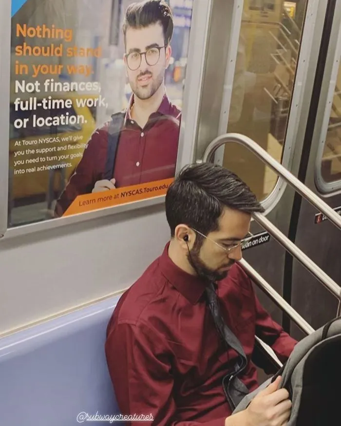 30 Sorprendentes y surrealistas "fallos en Matrix" con gente sentada bajo carteles del metro que se les parecen