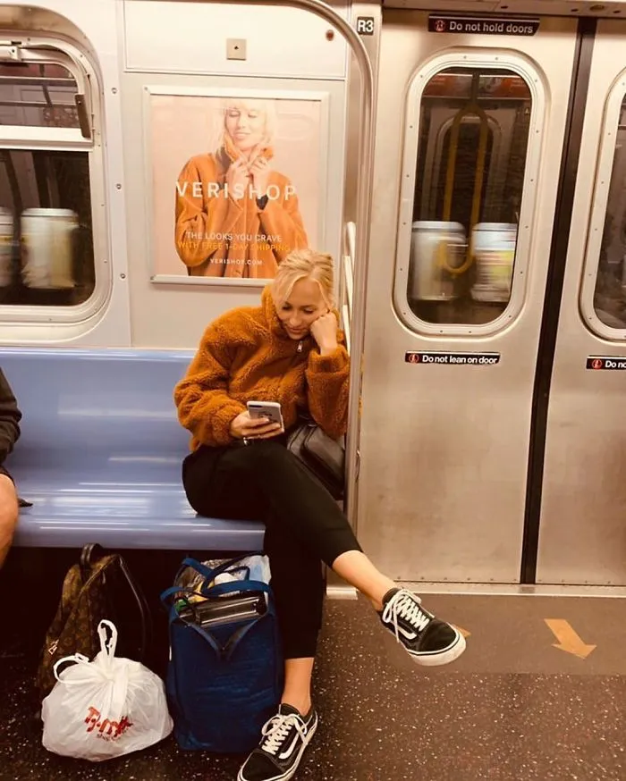 30 Sorprendentes y surrealistas "fallos en Matrix" con gente sentada bajo carteles del metro que se les parecen