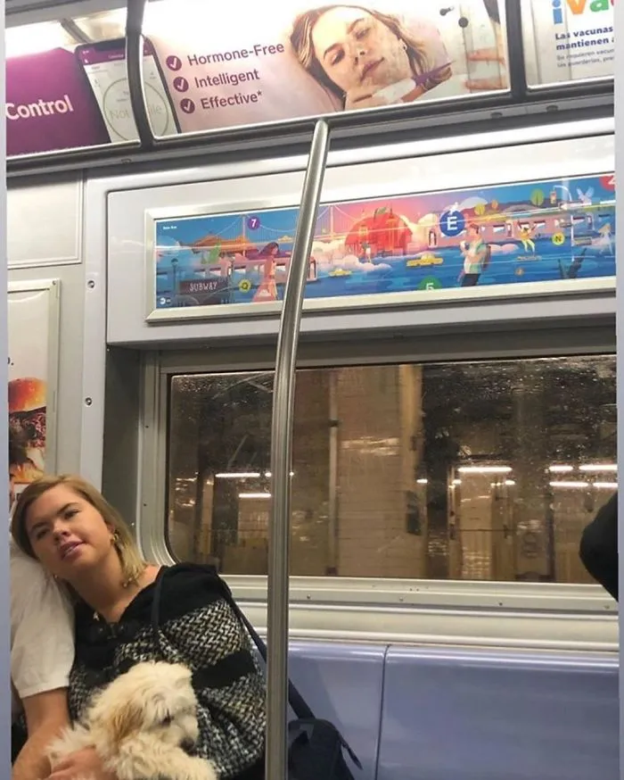 30 Sorprendentes y surrealistas "fallos en Matrix" con gente sentada bajo carteles del metro que se les parecen