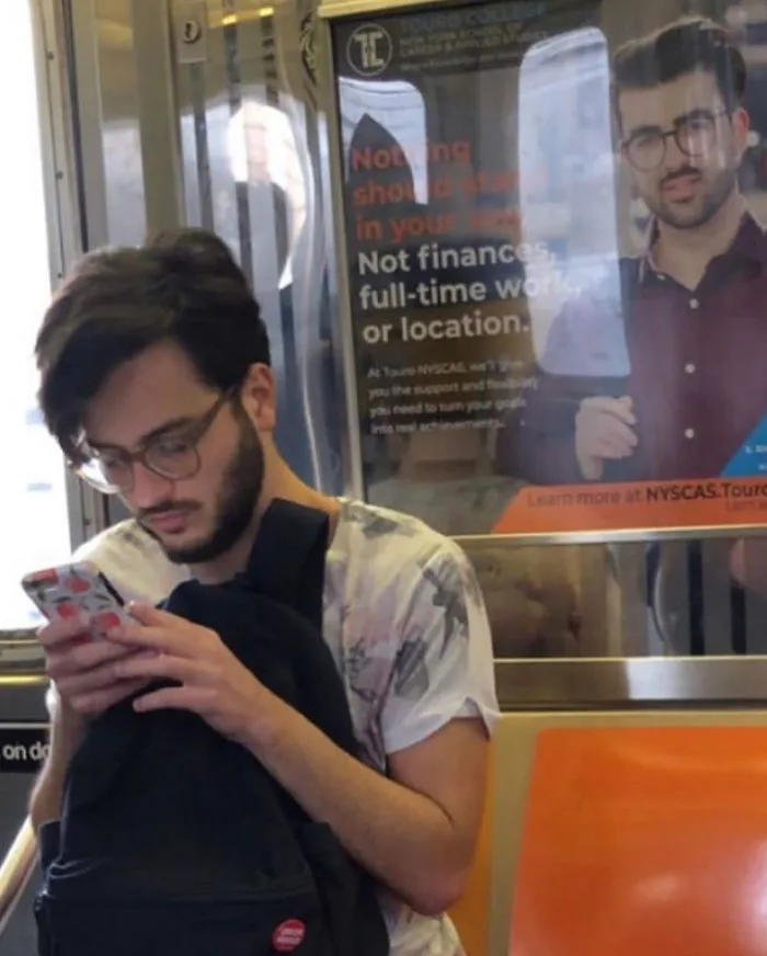 30 Sorprendentes y surrealistas "fallos en Matrix" con gente sentada bajo carteles del metro que se les parecen
