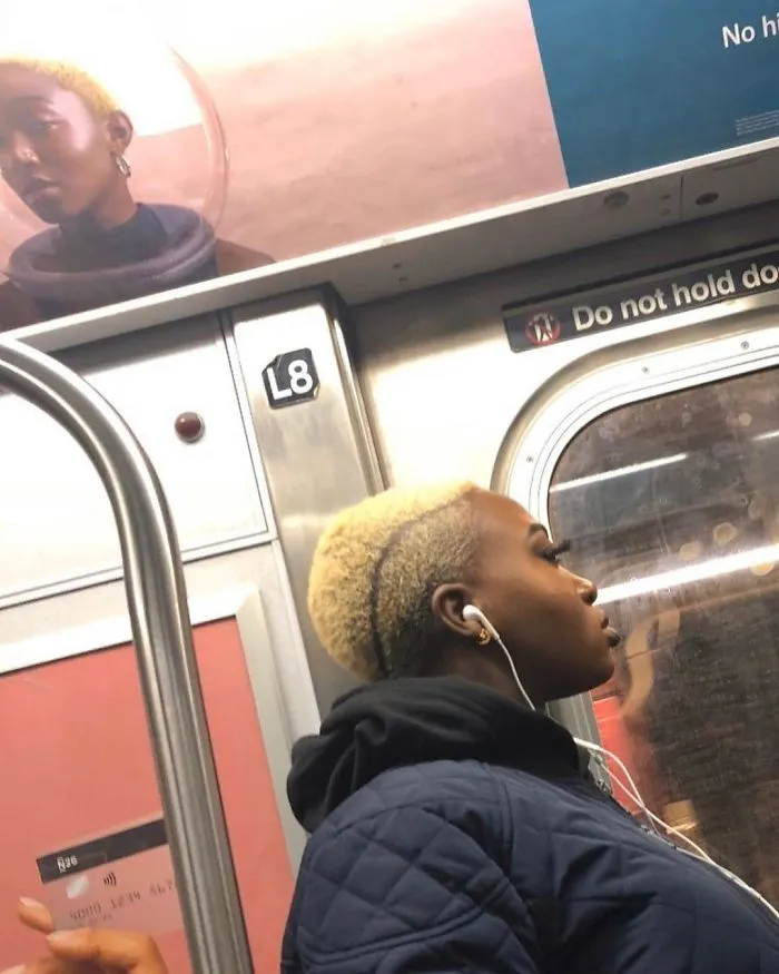 30 Sorprendentes y surrealistas "fallos en Matrix" con gente sentada bajo carteles del metro que se les parecen