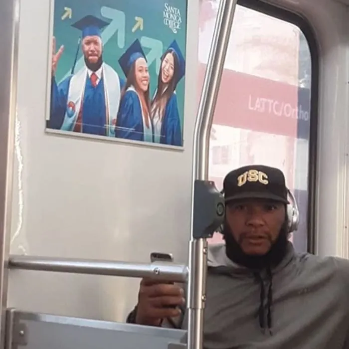 30 Sorprendentes y surrealistas "fallos en Matrix" con gente sentada bajo carteles del metro que se les parecen