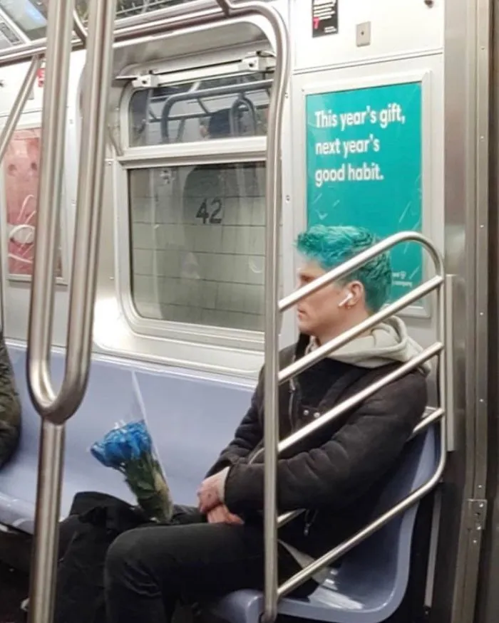 30 Sorprendentes y surrealistas "fallos en Matrix" con gente sentada bajo carteles del metro que se les parecen