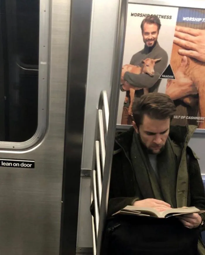 30 Sorprendentes y surrealistas "fallos en Matrix" con gente sentada bajo carteles del metro que se les parecen