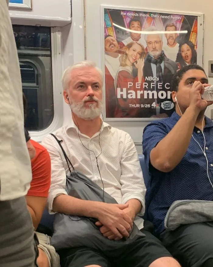 30 Sorprendentes y surrealistas "fallos en Matrix" con gente sentada bajo carteles del metro que se les parecen