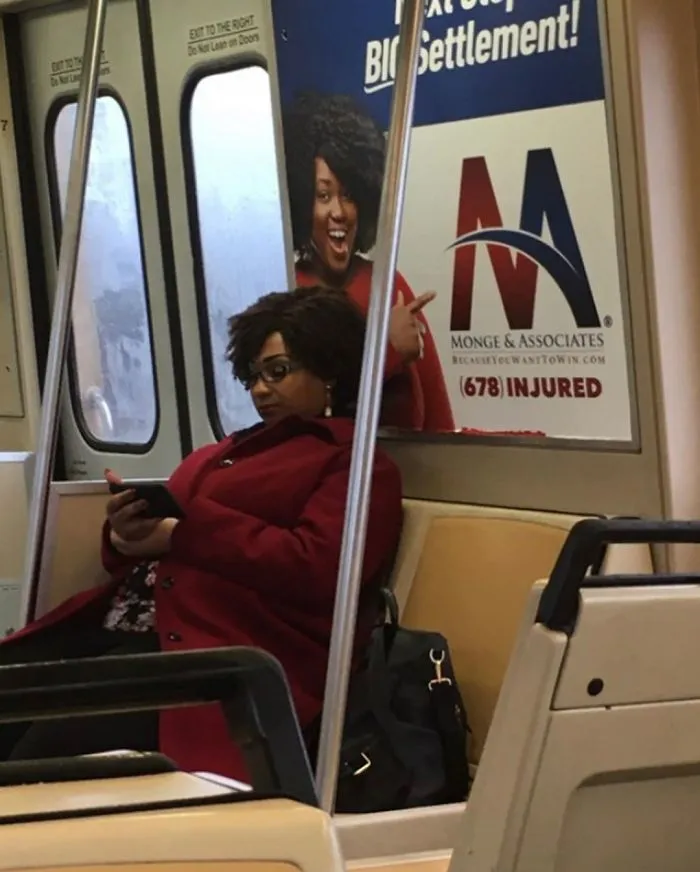 30 Sorprendentes y surrealistas "fallos en Matrix" con gente sentada bajo carteles del metro que se les parecen