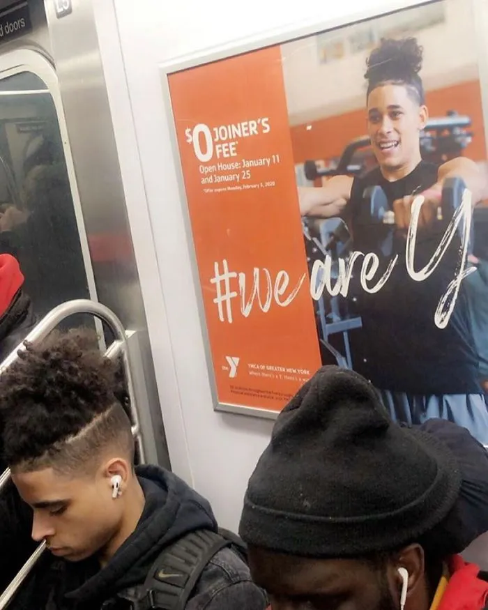 30 Sorprendentes y surrealistas "fallos en Matrix" con gente sentada bajo carteles del metro que se les parecen