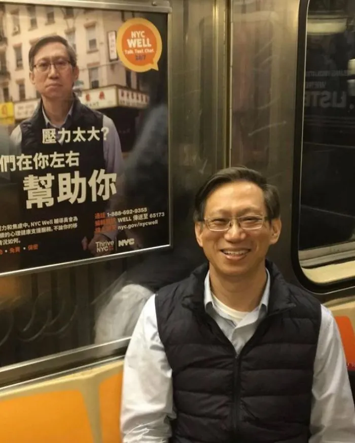 30 Sorprendentes y surrealistas "fallos en Matrix" con gente sentada bajo carteles del metro que se les parecen