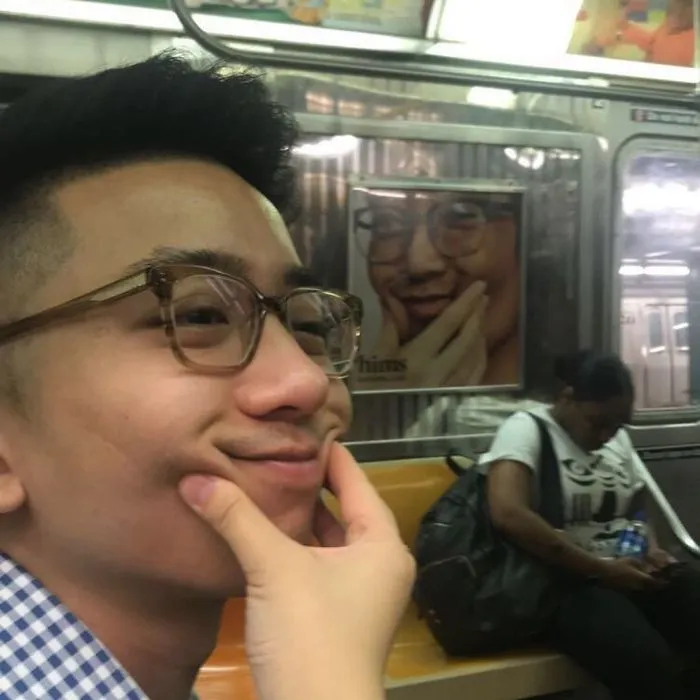 30 Sorprendentes y surrealistas "fallos en Matrix" con gente sentada bajo carteles del metro que se les parecen