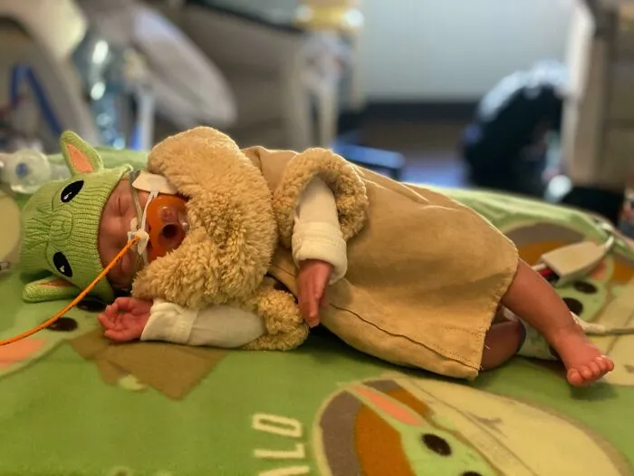 Nuestro hijo nació prematuro hace 2 meses, su enfermera le hizo este disfraz
