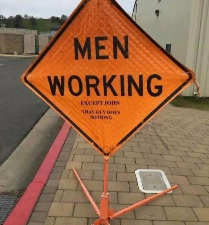 Hombres trabajando. Excepto John. Ese tipo no hace nada