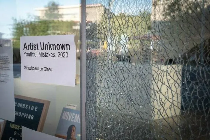 Ventana hecha añicos se convierte en arte público