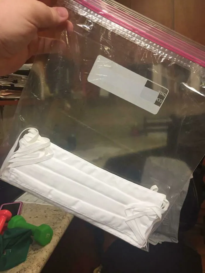 Mi empresa multimillonaria de atención sanitaria dijo que nos iba a dar un regalo por ser trabajadores esenciales. Nos dieron una bolsa de mascarillas