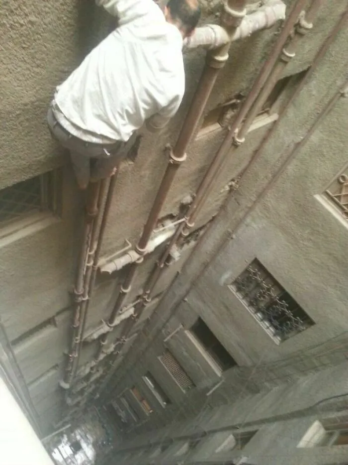 Arreglando cañerias en Egipto