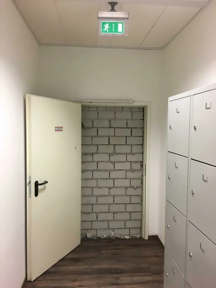 Salida de emergencia en una oficina. La primera vez que la abrieron fue durante una alarma por incendio