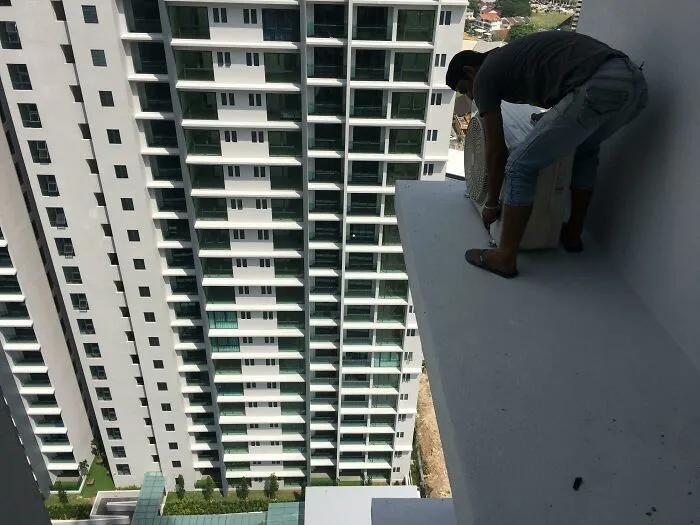 Arreglando un compresor de aire acondicionado en un piso 28