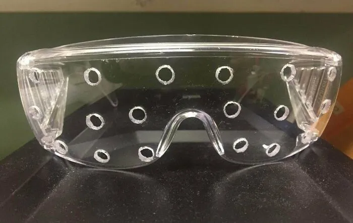 Gafas con ventilación para que no se nublen mientras usas químicos cáusticos